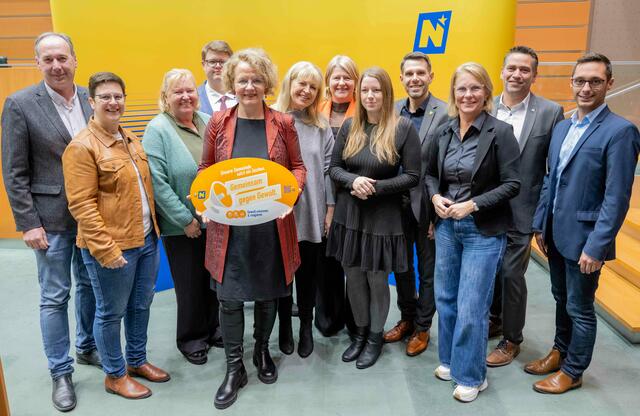 Bürgermeister Franz Rumpler (Berndorf), Bürgermeisterin Michaela Schneidhofer (Hernstein), Stadträtin Anita Trettmann (Bad Vöslau), Vizebürgermeister Bernhard Pranz (Teesdorf), Frauen-Landesrätin Christiane Teschl-Hofmeister, Gemeinderätin Gabriela Wanzenböck (Sooss), Landtagsabgeordnete Karin Scheele (Enzesfeld-Lindabrunn), Tanja Hametner (Blumau-Neurisshof), Bürgermeister René Klimes (Blumau-Neurisshof), Bürgermeisterin Natascha Matousek (Oberwaltersdorf), Bürgermeister Stefan Rabl (Enzesfeld-Lindabrunn), Jürgen Schrönkhammer (Berndorf). Nicht anwesend: Vertreterinnen und Vertreter der Gemeinden Deutsch-Brodersdorf und Pottendorf. | Foto: Erich Marschik