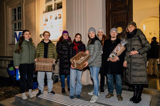 v.lI.n.re.: Nina Schmid, Anton Neiss, Direktorin Mag. Elisabeth Buchinger-Glaser, Johanna Hagel, Josef Plaichner, Mag. Daniela Prokopetz, Daniel Hayden BEd., Direktorin Dipl. Päd. Regina Holzer | Foto: BRG Ringstraße