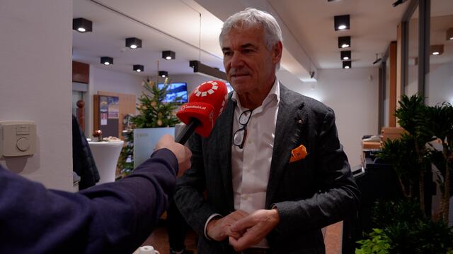 "Wir möchten unseren Kunden die elektronischen Möglichkeiten näherbringen, deshalb, weil wir hier in Adnet im Jänner nur noch vor Ort eine Selbstbedienungszone haben", erklärt der Bankdirektor Herbert Weiss.