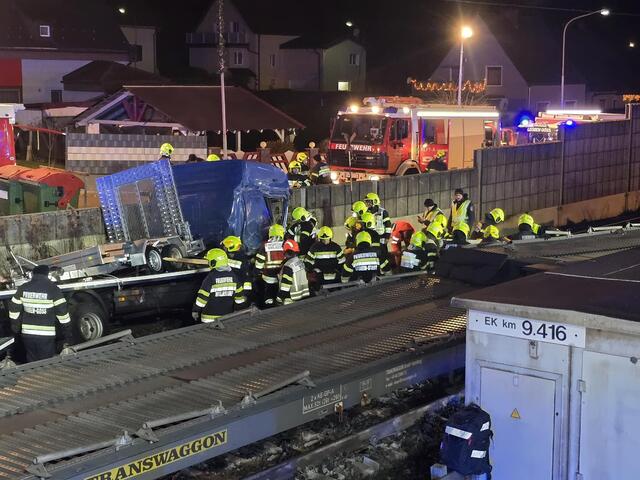 Im Raum Leoben ist ein Zug entgleist, die Sperre ist nach wie vor aufrecht, die ÖBB haben Schienenersatzverkehr eingerichtet. | Foto: FF Niklasdorf