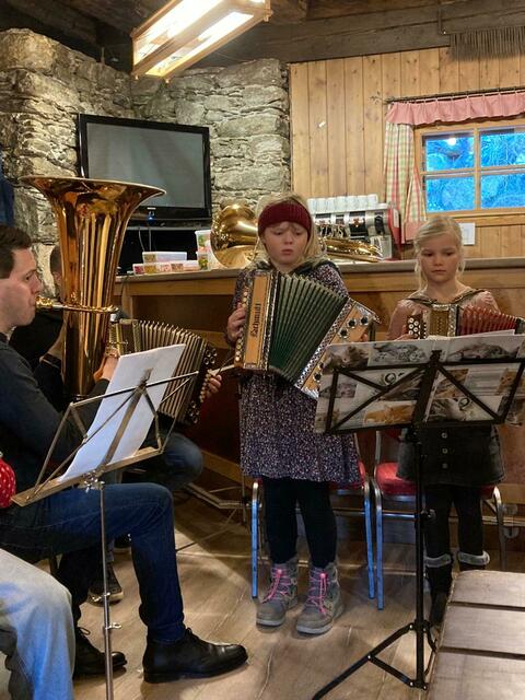 Der Auftritt war nicht nur ein musikalisches Highlight des Weihnachtsmarkts, sondern auch eine wertvolle Gelegenheit für die Schülerinnen und Schüler, ihre Fortschritte in einem festlichen Rahmen zu zeigen. | Foto: zVg