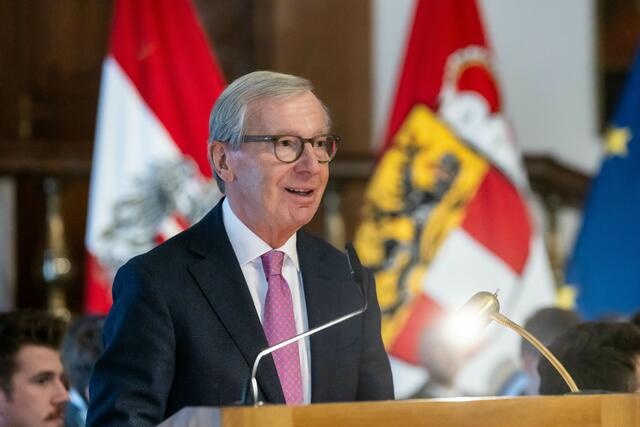 Beim Festakt des Landes Salzburg mit dem Militärkommando Salzburg wurden heute neun Offiziere und 34 Unteroffiziere feierlich im Bundesland begrüßt, wo sich nach ihrer Ausbildung ihren Dienst als Führungskräfte antreten. Zehn Militärangehörige wurden für ihre Verdienste ausgezeichnet. Im Bild Landeshauptmann Wilfried Haslauer. | Foto: Land Salzburg/Neumayr/Hofer