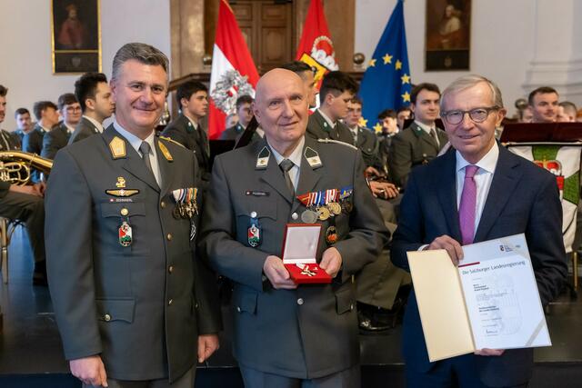 Militärkommandant Peter Schinnerl, Rudolf Pozenel erhält das Verdienstzeichen des Landes von Landeshauptmann Wilfried Haslauer. | Foto: Land Salzburg/Neumayr/Hofer