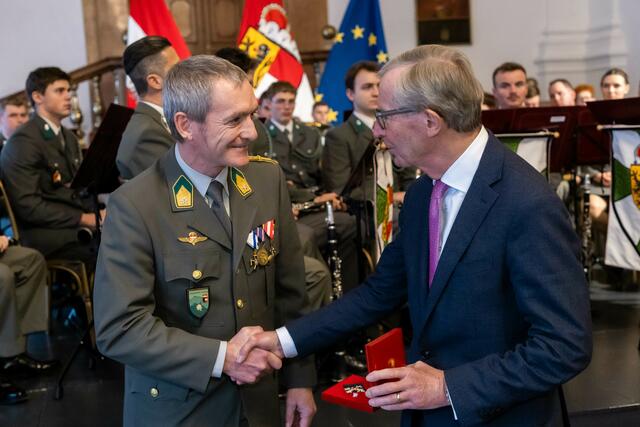 Militärkommandant Peter Schinnerl, Major Markus Matschl erhält das Verdienstzeichen des Landes von Landeshauptmann Wilfried Haslauer.  | Foto: Land Salzburg/Neumayr/Hofer
