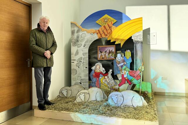 Franz Seewald mit der Tilly-Krippe. | Foto: MG Telfs/Dietrich