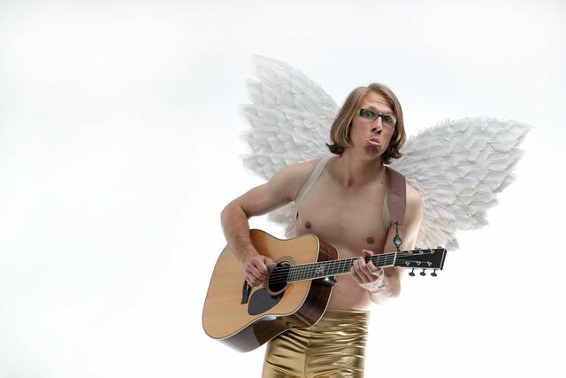 Der blonde Engel gastiert am 1. Februar 2025 in der Spinnerei Traun mit seiner neuen Band: Die Kapelle zum guten Ton.  | Foto: Volker Weihbold