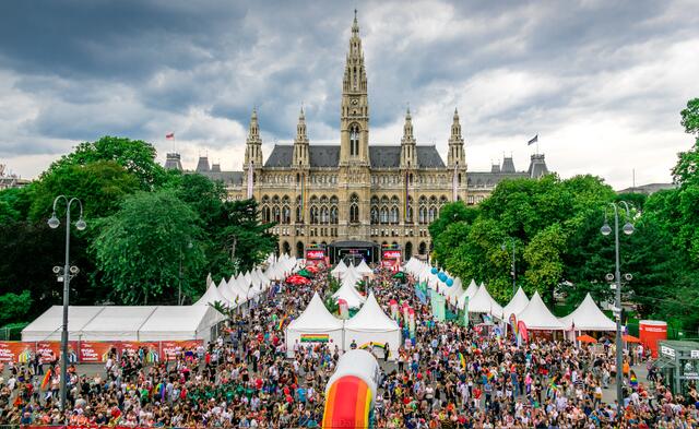 Die Vienna Pride wird auch nächstes Jahr wieder mit der Stadt Wien kooperieren und das Pride Village am Rathausplatz aufbauen. (Archivfoto) | Foto: Stephane Magloire