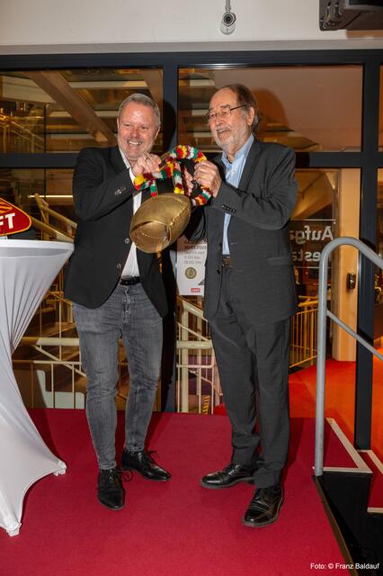 Wiener Neustadts Vizebürgermeister Rainer Spenger und Friedrich Fehr läuteten den Ausstellungsbeginn ein. | Foto: Franz Baldauf (Großmeister), Zezula (Lehrling)