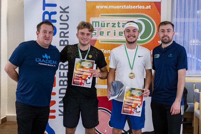Die beiden Herrenfinalisten Jonas Feichtenhofer (Grazer Park Club) und Marc Berger (KSV Böhler-Edelstahl) mit ihren Auszeichnungen. | Foto: Mürztal Series