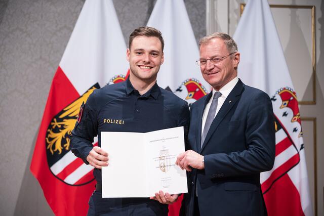Inspektor Jonas Krug mit Landeshauptmann Thomas Stelzer bei der Ehrung im Redoutensaal.  | Foto: Land OÖ/Max Mayrhofer