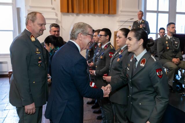 Landeshauptmann Wilfried Haslauer begrüßte die neu ausgebildeten Offiziere und Unteroffiziere im Bundesland. | Foto: Land Salzburg/Neumayr/Hofer