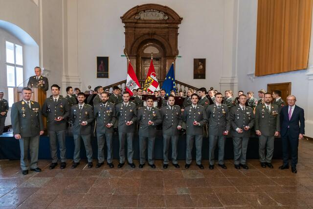 Landeshauptmann Wilfried Haslauer (re.) und Militärkommandant Peter Schinnerl (li.) mit den neu ausgebildeten Offiziere und Unteroffiziere.  | Foto: Land Salzburg/Neumayr/Hofer