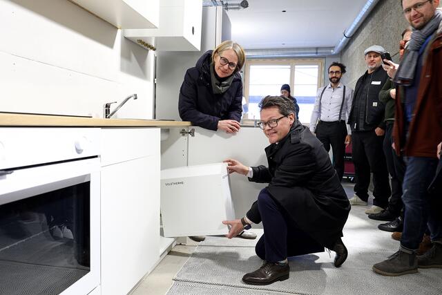 Klimastadtrat Jürgen Czernohorszky (SPÖ) und Bezirksvorsteherin Michaela Schüchner (SPÖ) tauschen eine Gastherme gegen eine "Soletherme" aus. | Foto: Votava/Stadt Wien