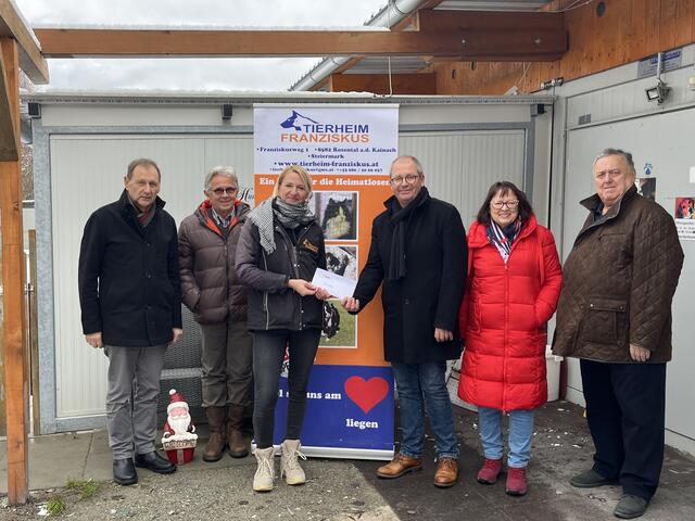 Der Voitsberger Stadtrat mit Bernd Osprian an der Spitze übergab Nina Mocnik vom Tierheim Franziskus die Spende. | Foto: Rueß