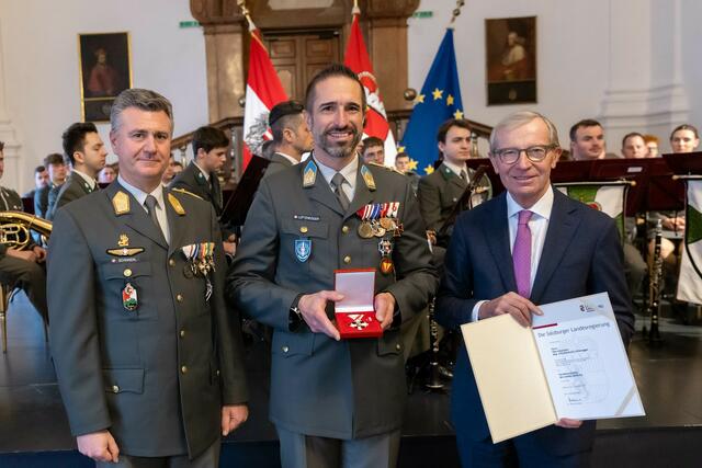 Militärkommandant Peter Schinnerl, Oberstleutnant Reinhard Lüftenegger erhält das Verdienstzeichen des Landes von Landeshauptmann Wilfried Haslauer | Foto: Land Salzburg/Neumayr/Hofer