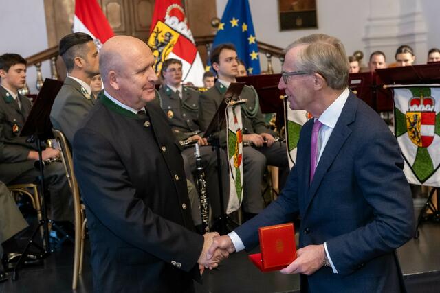 Militärkommandant Peter Schinnerl, Walter Trinker erhält das Große Verdienstzeichen des Landes von Landeshauptmann Wilfried Haslauer. | Foto: Land Salzburg/Neumayr/Hofer