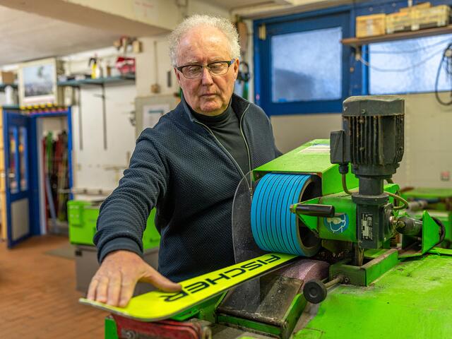 Manfred Wallinger, mit 70 noch kein bisschen leise: Skiservice ist seine Leidenschaft.  | Foto: Wallinger