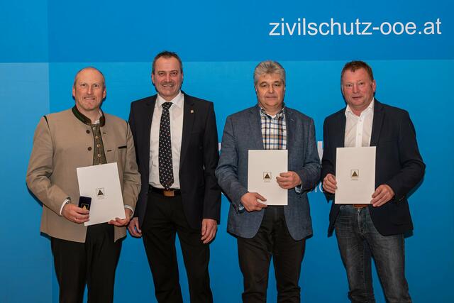 Die Rohrbacher Zivilschützer Valentin Pühringer, Erich Rothbauer und Johann Gattringer mit dem Geschäftsführer des Zivilschutzverbandes OÖ., Christian Kloibhofer (2. v. l.). | Foto: OÖ Zivilschutzverband