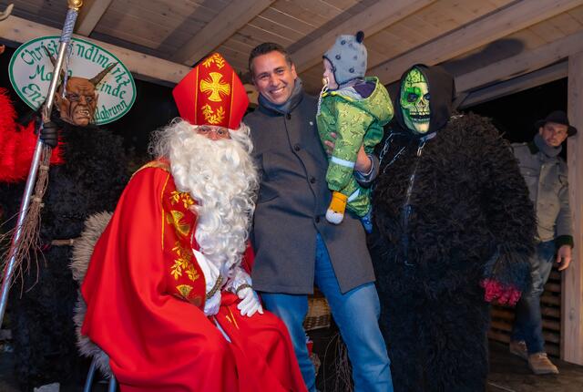 Bürgermeister Stefan Rabl mit Enkelkind, Nikolaus und Krampus. | Foto: Marktgemeinde Enzesfeld-Lindabrunn