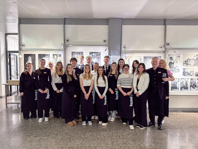 Das Team der 4 HLD plante und organisierte die Ausstellungseröffnung im Fach „Eventmanagement“.       Foto: Max Hollaus 