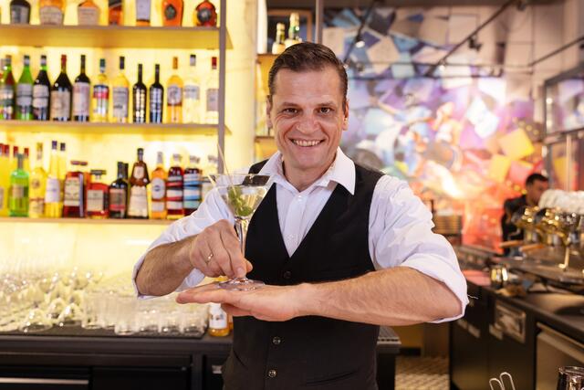 Barchef Dejan Trifunovic zaubert einige Eigenkreationen aus dem Hut. | Foto: Raimo Rudi Rumpler