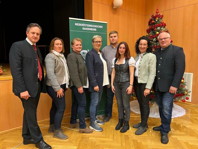 Präsident der NÖ LLWK NAbg. Johannes Schmuckenschlager, Bezirksbäuerin Maria Tomek, Gebietsbäuerin Cornelia Eisenkölbl, Landeskammerrätin Annette Glatzl, Matthias Scheibenreif und Verena Scherz von der Landjugend, Bezirksbauernratsobfrau Waltraud Ungersböck, Bezirksbauernratsobmann Thomas Handler | Foto: NÖ Bauernbund