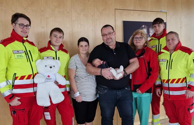 In Wolfsberg (v. l.): Raphael Krainbucher, Lukas Nikolowsky, die stolzen Eltern mit Baby Jannik, Gertrude Rieger, Jonathan Müller und Stefan Drescher | Foto: Rotes Kreuz Kärnten