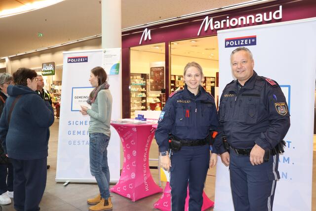Mit einem Infotisch in den Kufstein Galerien machte die Polizei auf Gewalt an Frauen aufmerksam. | Foto: Nimpf