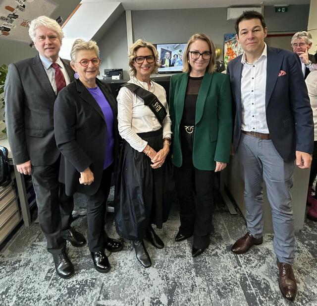 VDir. Klaus Lehner, Präsidentin Andrea Klemm, NeoPensionistin Sabine Heißenberger, neue Personalleiterin Stephanie Krammer, VDir. Christian Spitzer. | Foto: Wiener Neustädter Sparkasse