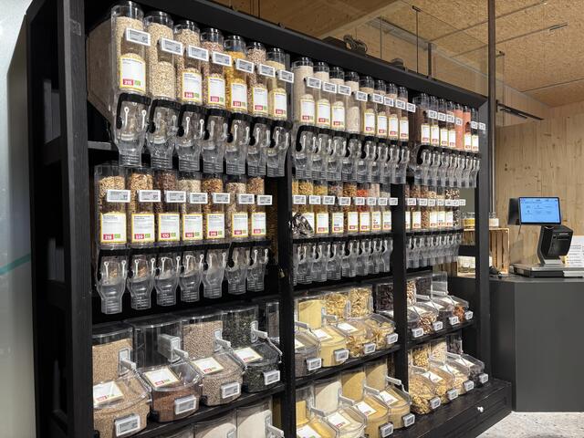 Eine Unverpackt-Station hat viele Vorteile, etwa dass weniger Verpackungsmüll ensteht.  | Foto: Robert Harson / BILLA AG