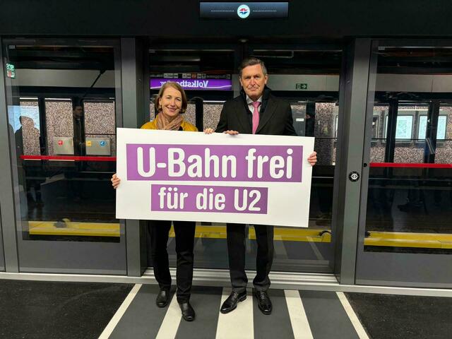 Gudrun Senk von den Wiener Linien zusammen mit Öffi-Stadtrat Peter Hanke (SPÖ). | Foto: Johannes Reiterits/MeinBezirk