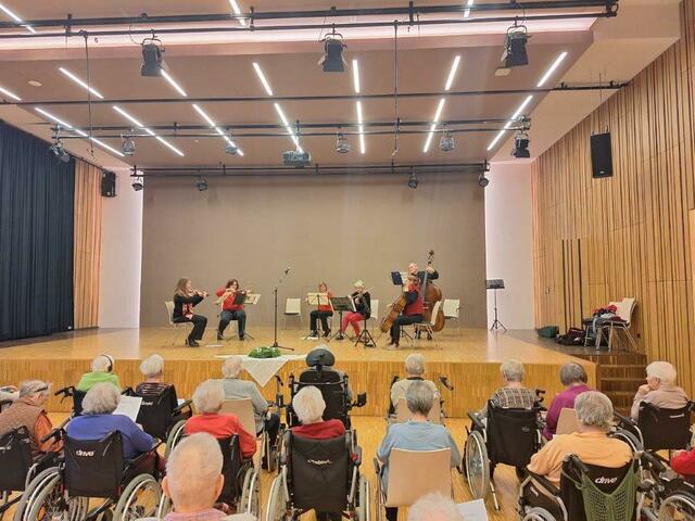Mit vielen Adventlieder und Gedichten bereiteten das Ensemble „Streichfest“ den Bewohnerinnen und Bewohnern einen schönen Nachmittag.  | Foto: BAPH Kallham