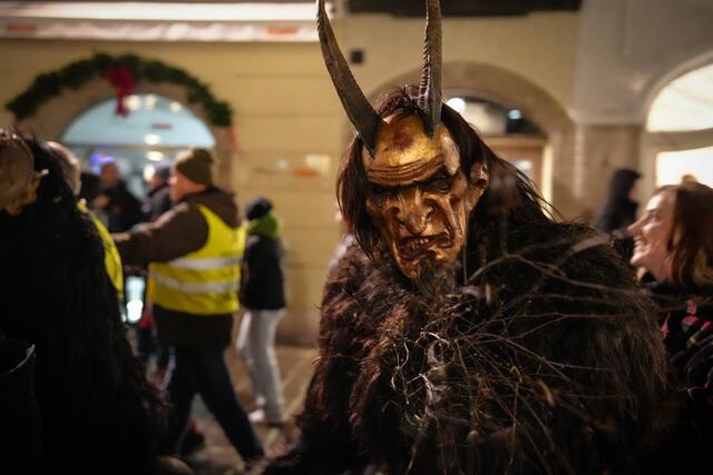 Als dunkler Begleiter des heiligen Nikolaus ist der Krampus eine Warnfigur, die die Unartigen bestraft.  | Foto: Stefan Schubert