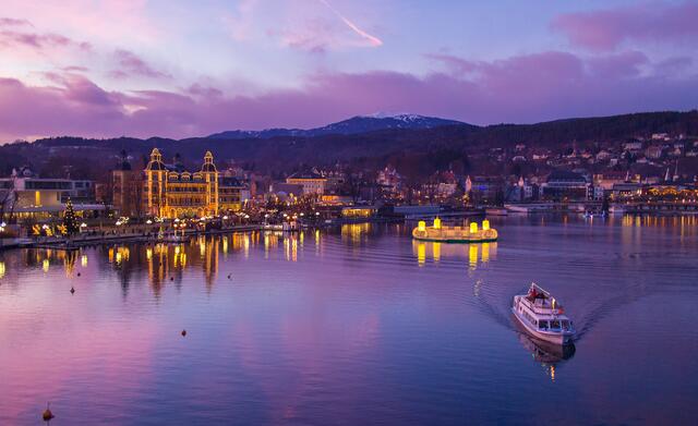 Stimmungsvoll: Der schwimmende Adventkranz in der Bucht vor dem Schlosshotel Velden  | Foto: Gert Steinthaler