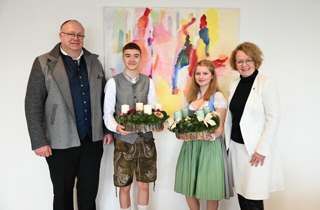 Direktor Thomas Krenn, Schüler Florian Wolf, Schulsprecherin Patricia Haselmayr und Bildungs-Landesrätin Christiane Teschl-Hofmeister. | Foto: Jürgen Mück
