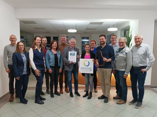 AL Harald Schwödiauer (Behamberg), AL Isabell Grindling (Ennsdorf), LAbg. Bgm. Kerstin Suchan-Mayr (St. Valentin), Bgm. Daniel Lachmayr (Ennsdorf), Vize-Bgm. Monika Fürst (Haidershofen), Bgm. Karl Huber (Ernsthofen), Kleinregionssprecher Bgm. Karl Josef Stegh (Behamberg), Regionalberaterin Sarah Kühr (Dorf- und Stadterneuerung), StADir. Katrin Giritzhofer (Haag), Bgm. Michael Strasser (Haidershofen), AL Michael Stadler (Strengberg), Vize-Bgm. Josef Alkin (St. Pantaleon-Erla), Bgm. Johann Bruckner (Strengberg) | Foto: Dorf- und Stadterneuerung/Kühr
