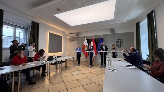 Pressekonferenz im Anschluss an den runden Tisch mit den Sozialpartnern. | Foto: MeinBezirk OÖ