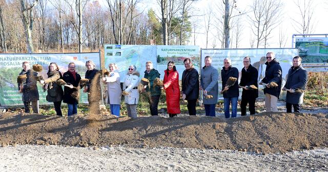 Norbert Reithofer (Planungsbüro Team.Plan.Kraft), Naturpark-Geschäftsführerin Marlene Hrabanek-Bunyai, Bgm. Rainer Schneeberger (Loipersbach), Bgm. Gerhard Hutter (Bad Sauerbrunn), Bgm.in Claudia Schlager (Mattersburg), Bgm.in Ulrike Kitzinger (Sigleß), Naturpark-Obmann Bgm. Kurt Fischer (Baumgarten), Landeshauptmann-Stellvertreterin Astrid Eisenkopf, Naturpark-Obmann-Stellvertreter Bgm. Gerald Hüller (Marz), Bgm. Thomas Hoffmann (Schattendorf), Bgm. Günter Schmidt (Rohrbach), Bgm. Andreas Gradwohl (Sieggraben), Bgm. Christoph Haider (Draßburg) und Bgm. Christian Kurz (Pöttelsdorf) | Foto: Landesmedienservice Burgenland