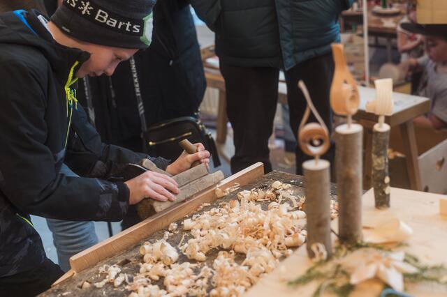 Meisterliche Adventstimmung in Bad Goisern: Da wird geschmiedet, gedrechselt und gehobelt. | Foto: Klaus Krumböck