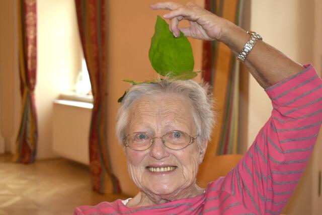 Bewohnerin Hermine Bauer genießt die fröhliche Stimmung der herbstlichen Bewegungsrunde. | Foto: SeneCura