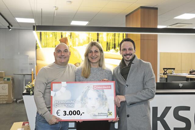 Roman und Kerstin Luksch sind in Weihnachtsstimmung und spenden 3.000 Euro ans BezirksRundSchau Christkind. Andreas Osterkorn bedankt sich im Namen der Familie Walch aus Riedau. | Foto: MeinBezirk