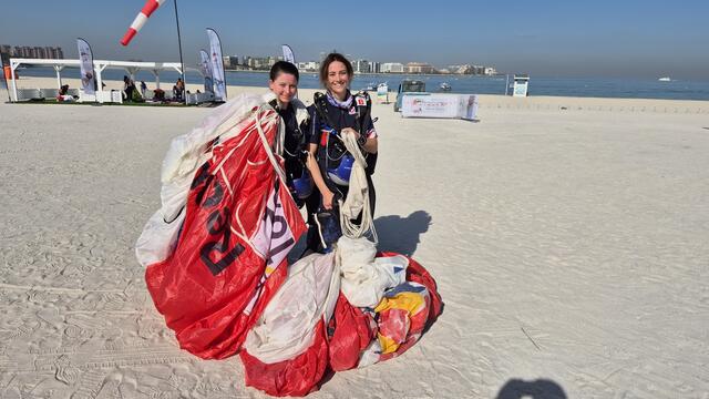 Die beiden Fallschirmspringerinnen des HSV Red Bull Salzburg Julia Schosser (links) und Sophie Grill (rechts) in Dubai. | Foto: HSV Red Bull Salzburg