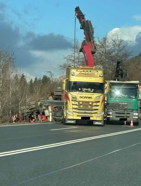 Ein LKW ist auf der B311 umgekippt. | Foto: MeinBezirk