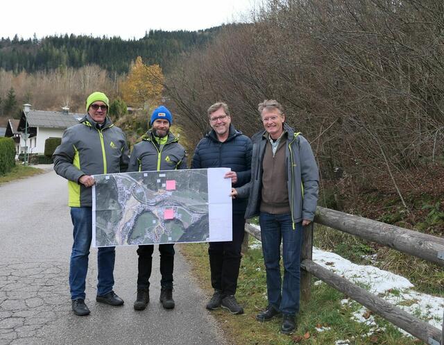 Vor Ort bei der Vorprüfung des Gefahrenzonenplanes Opponitz (v.l.n.r.): Gebietsbauleiter Eduard Kotzmaier, Planverfasser Georg Dichlberger, Helmut Aigner und Sektionsleiter Christian Amberger (alle Wildbachverbauung) | Foto: WLV