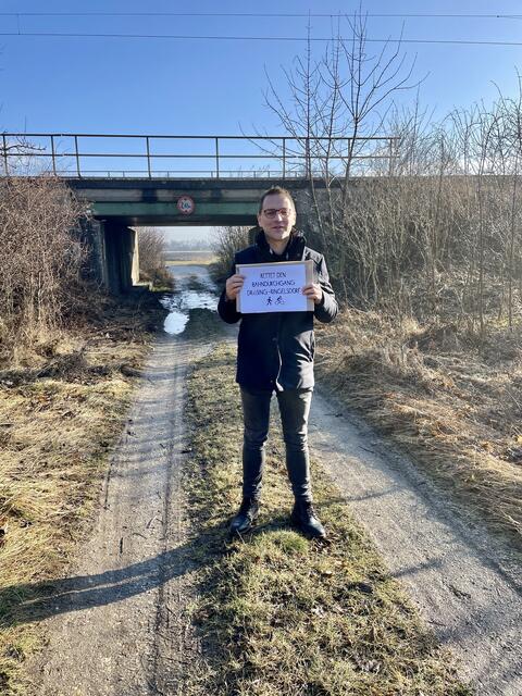 Der Drösinger Lukas Pawek gibt sich nicht zufrieden mit den aktuellen Planungen der ÖBB. | Foto: Bendl