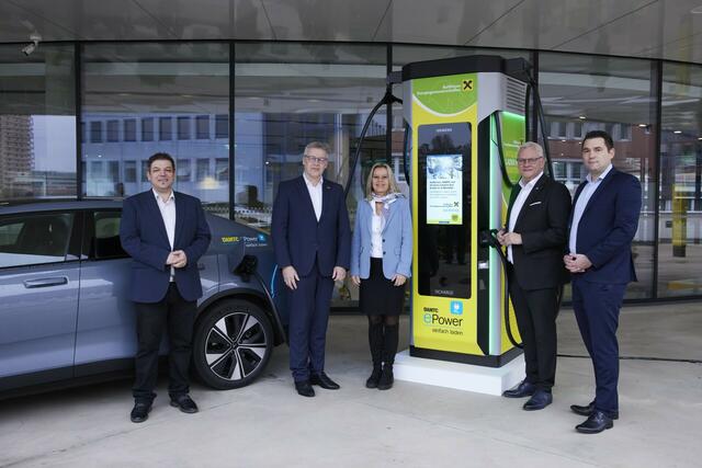 Präsentierten die neue Mobilitätspartnerschaft: Andreas Schneemann (Geschäftsführer schneemann.energy group), Ernst Kloboucnik (ÖAMTC Landesdirektor für Wien, Niederösterreich und das Burgenland), Eva Fugger (Raiffeisen Burgenland Generaldirektor-Stellvertreterin), Thomas Steiner (Bürgermeister Eisenstadt) und Gerrit Pürstl (Leiter Geschäftsbereich E-Mobilität bei Siemens AG Österreich). | Foto: ÖAMTC/APA-Fotoservice/Ben Leitner