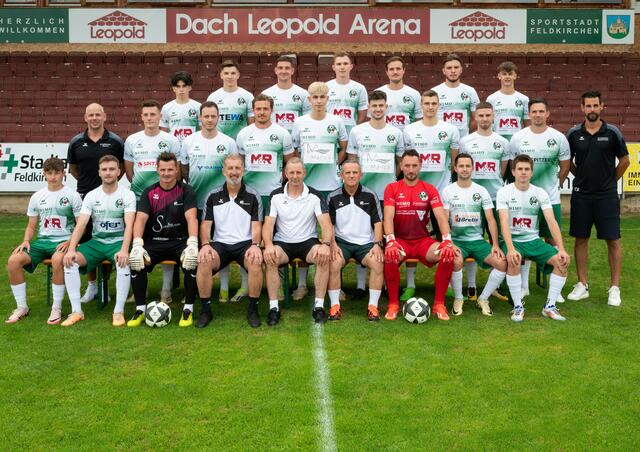 Das Team des SV M&amp;R Bau Feldkirchen mit Headcoach Robert Pozewaunig (vorne 4. v. l.) und Obmann Martin Tamegger (links). | Foto: SV M&amp;R Feldkirchen