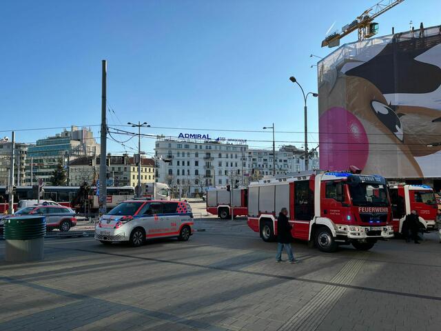 Am Westbahhof kommt es am Donnerstagvormittag zu einem Großaufgebot von Rettungs- und Feuerwehrkräften. | Foto: Patricia Hillinger/MeinBezirk