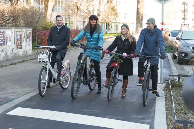 Vor der Kreuzung Sonnwendgasse, der ersten Diagonalquerung Wiens warten der Favoritner Bezirkschef Marcus Franz (l) und Mobilitätsstadträtin Uli Sima (2vl). | Foto: Max Spitzauer/MeinBezirk
