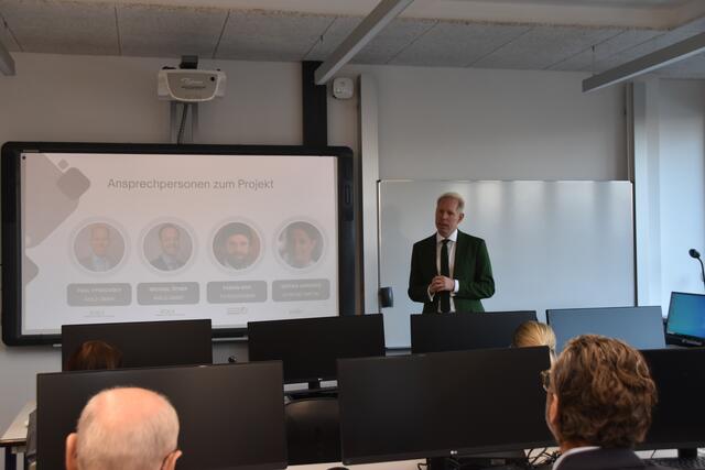 Die Präsentation des Projekts "Smart Factory Inntal", einer Bildungsplattform zur Unterstützung von digitaler Transformation, fand in der Berufsschule Kufstein statt.  | Foto: Barbara Fluckinger